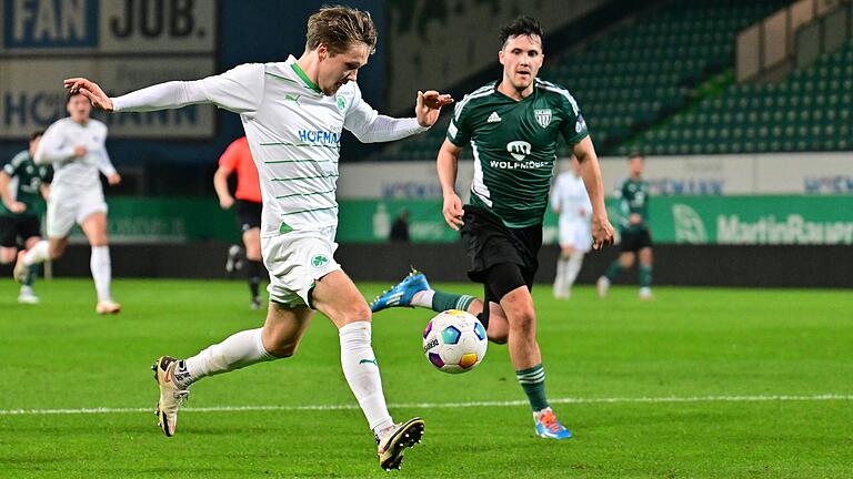 Im März 1:0-Torschütze gegen den FC 05, jetzt selbst im Schweinfurter Trikot: Sebastian Müller (links) rannte damals noch&nbsp; als Stürmer der SpVgg Greuther Fürth II dem Schweinfurter Nils Piwernetz davon.