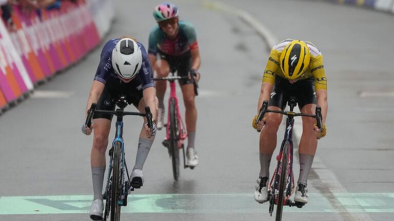 Tour de France Frauen       -  Die Niederländerin Puck Pieterse (l) siegt auf der 4. Etappe vor ihrer Landsfrau Demi Vollering (r) und der Polin Katarzyna Niewiadoma.