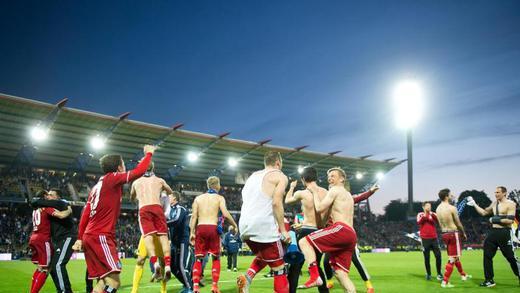 Geschafft       -  Großer Jubel bei den Spielern - der Hamburger SV hat den Klassenverbleib geschafft. Foto: Daniel Naupold