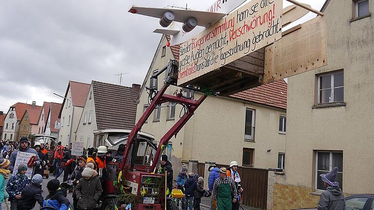 Verschwörungstheorien in Sachen Luftverschmutzung durch Flugzeuge geistern durch Mönchstockheim. Die Kirchweihburschen griffen das bei der Bürgerversammlung geäußerte Thema mit einem aufwendig geschmückten Wagen auf.