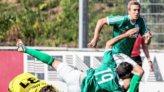 Hart gebremst wird hier Sands Dinis Ribeiro vom Amberger Marco Wiedmann. Marc Fischer (rechts) eilt indes dem Ball hinterher.