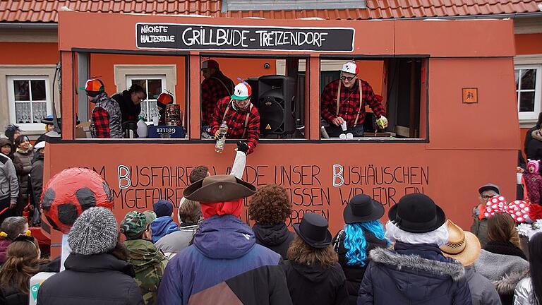 Seit über einem Jahr ist in Tretzendorf eine Grillbude Ersatz für ein Bushäuschen, das von einem Bus umgefahren wurde.