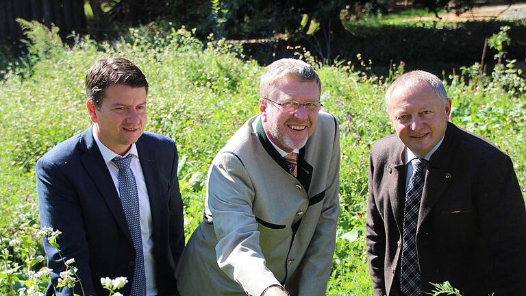 Sandro Kirchner (MdL), der bayerische Umweltminister Dr. Marcel Huber und Landrat Thomas Bold beim Ortstermin am Klaushof.Johannes Schlereth       -  Sandro Kirchner (MdL), der bayerische Umweltminister Dr. Marcel Huber und Landrat Thomas Bold beim Ortstermin am Klaushof.Johannes Schlereth