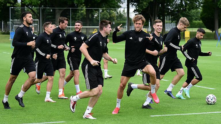 Trainingsauftakt beim FC 05: Beim Warmlaufen hat Verteidiger David Grözinger (Vierter von rechts) Zeit für ein kleines Späßchen mit unserem Fotografen.