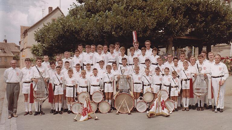 Hans Salomon (rechts) und Karl-Heinz Rückel freuten sich über die positive Resonanz, die der Spielmannszug 1962 erlebte. Links: Hans Haller, erster Vorsitzender des TSV 07, daneben Norbert Weber, später Tambourmajor der Grettstadter Spielleute.