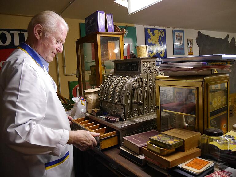 Winfried Maul in seinem Kolonialwarenmuseum.