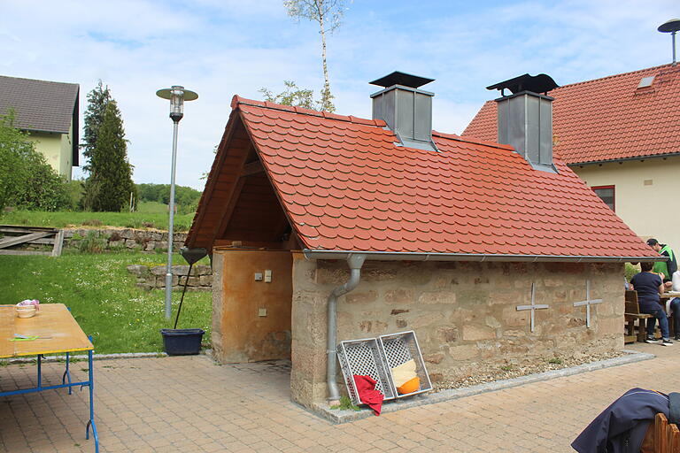 Das alte Backhäuschen in Prüßberg wurde hergerichtet. Die Dorfgemeinschaft nutzt es nicht nur an der Kirchweih zum Backen.