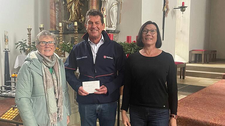 Anni Rupprecht, Vorsitzende des Hohenrother Frauenbunds und Alexandra Straub, stellv. Vorsitzende, überreichen Bezirksgeschäftsführer der Malteser Rainer Kaufmann die Spende für das Kinderpalliativteam.