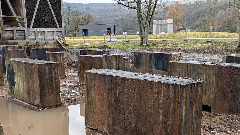 Die Fundamente des Nordflügels müssen mit einem Oberflächenschutz versehen werden. - Die Fundamente des Nordflügels müssen mit einem Oberflächenschutz versehen werden. Die Fundamente des Nordflügels müssen mit einem Oberflächenschutz versehen werden. - Die Fundamente des Nordflügels müssen mit einem Oberflächenschutz versehen werden.