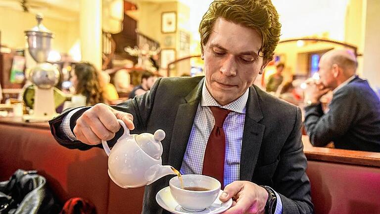 Vom Kaffee- zum Teetrinker:  Maximilian Wittig, der neue Vorsitzende des Deutschen Teeverbandes, kommt aus Randersacker. Unser Bild zeigt den 31-Jährigen beim Treffen im Café Michel in Würzburg. &bdquo;Ich darf trinken, was ich möchte&ldquo;, betont er lachend. Bestellt hat er sich trotzdem lieber einen Tee.