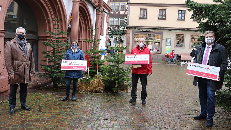 Spenden von insgesamt 9000 Euro hat Sparkassen-Gebietsdirektor Peter Schmitt an Ulla Menzel, Dieter Konradt und Thomas Schlott (von links) überreicht.