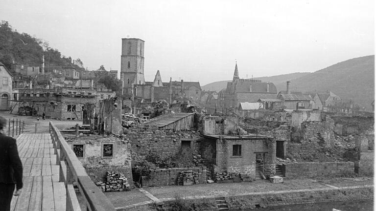 Gemünden nach der Zerstörung 1945. Die Stadtpfarrkirche St. Peter und Paul war nur noch eine Ruine.