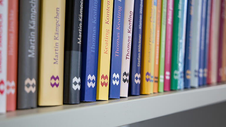 In der Münsterschwarzacher Benediktinerabtei gibt es nicht nur Werkstätten - hier produziert der klostereigene Verlag auch Bücher. In der Münsterschwarzacher Benediktinerabtei gibt es nicht nur Werkstätten - hier produziert der klostereigene Verlag auch Bücher. 