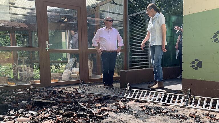 Landrat Thomas Bold (links) verschafft sich bei Tierheim-Leiterin Ursula Boehm ein Bild von den Brandschäden in der Wannigsmühle.