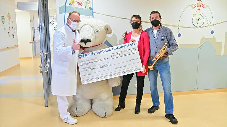 Trotz Masken war das Lächeln groß bei der Spendenübergabe über 5200 Euro von Harald und Margit Seubert an den Leiter der Kinderchirurgie der Würzburger Uniklinik, Professor Dr. Thomas Meyer.