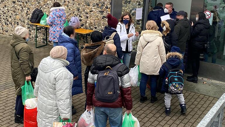 Erstmals sind Kriegsflüchtlinge aus der Ukraine in der Notunterkunft in der Haßfurter Schulsporthalle am Dürerweg untergekommen. Viele konnten nur zwei oder drei Taschen mitnehmen.