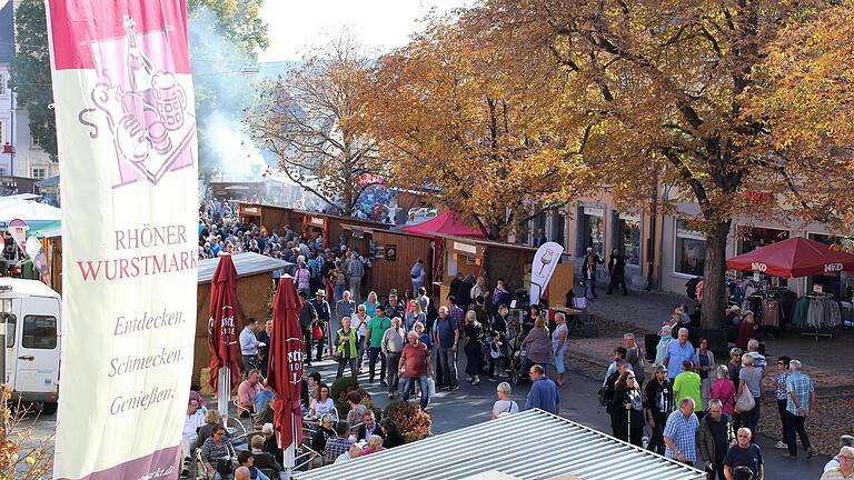 Wenn tausende von Menschen die Ostheimer Marktstraße säumen, dann ist Wurstmarkt-Zeit. In diesem Jahr steht die insgesamt 11. Auflage an.