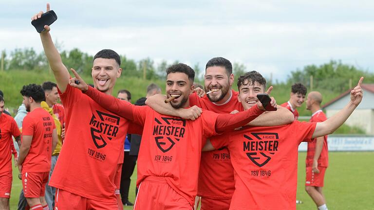 Eine Zigarre auf die Meisterschaft: Die Fußballer des TSV Lohr II jubeln am Pfingstsamstag über die Meisterschaft in der A-Klasse Würzburg 5.