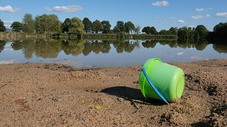 Abkühlung im See: An heißen Sommertagen ist der Sprung in den Irmelshäuser Badesee oder andere Seen in Rhön-Grabfeld besonders erfrischend.