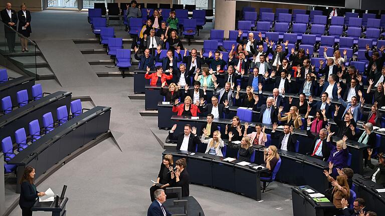 Bundestag       -  Während der Rede Heubachs zeigten die Abgeordneten ihre Zustimmung mit der Gebärde für Applaus.