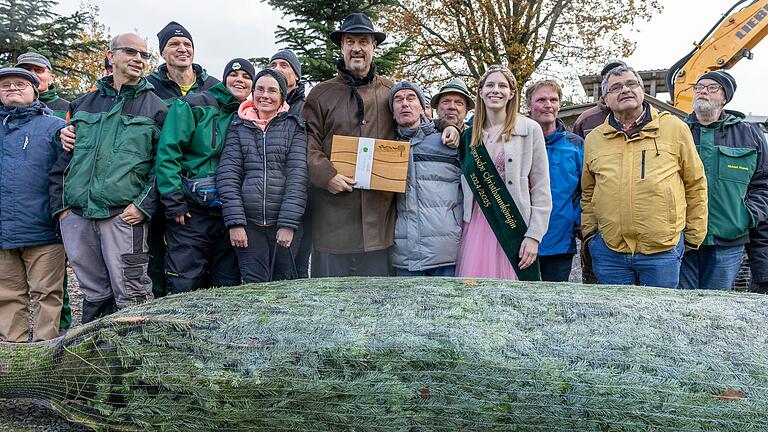 Im Rahmen der Veranstaltung spendete das Christbaumdorf der SOS Dorfgemeinschaft Hohenroth einen großen Weihnachtsbaum. Im Rahmen der Veranstaltung spendete das Christbaumdorf der SOS Dorfgemeinschaft Hohenroth einen großen Weihnachtsbaum.