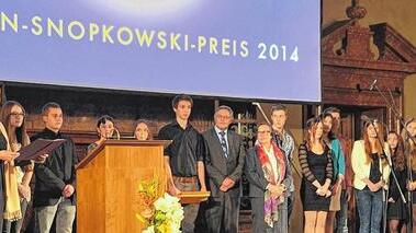 Großer Moment für die Gymnasiasten: Im Kaisersaal der Münchner Residenz wurden sie für den zweiten Platz des Simon-Snopkowski-Preises geehrt. Mit im Bild Elisabeth Fuchshuber-Weiß (links, Vorsitzende der Jury), Studiendirektor Günter Henneberger (Siebter von links) und Schulleiterin Edith Degenhardt (Achte von links).