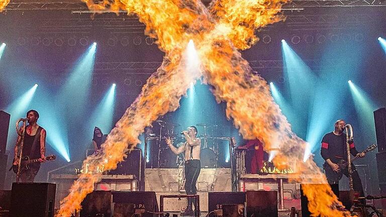 Feuerteufel auf der Bühne: Auch in Würzburg hat es die Neue-Deutsche-Härte-Band Stahlzeit mächtig krachen lassen.