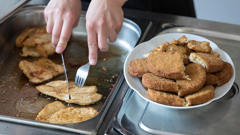 Als Tagesessen gab es im Röntgen-Gymnasium Puten-Steak mit Wedges-Kartoffeln bzw. vegetarische Schnitzel mit Wedges-Kartoffeln.