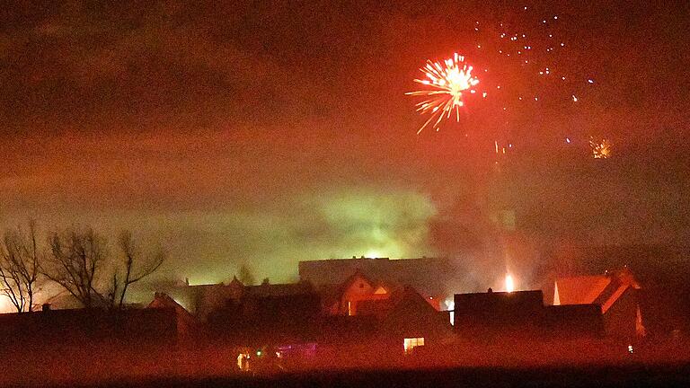 Das Silvester- und Neujahrsfeuerwerk in Merkershausen war quasi der Auftakt zur diesjährigen 1225 Jahrfeier des Dorfes, das 795 erstmals urkundlich erwähnt wird. Allerdings machte der Nebel in dieser Nacht den Fotografen oftmals einen Strich durch die Rechnung.