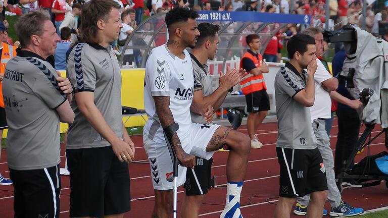 Michael Dellinger (Mitte, weißes Trikot) musste wegen des Risses der Achillessehne das Toto-Pokal-Finale in Illertissen vom Spielfeldrand verfolgen.