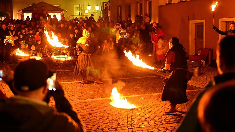 Zeitreise ins Mittelalter: Shows mit Schwertern und Feuer ziehen die Besucher der Erlebnisnacht in ihren Bann.&nbsp;