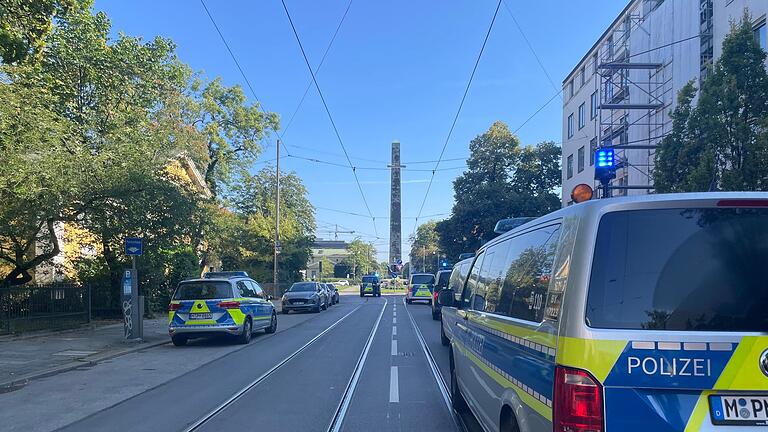 Polizteieinsatz in München       -  Zahlreiche Polizisten sind in der Münchner Innenstadt in der Nähe des NS-Dokumentationszentrums und des Israelischen Generalkonsulats im Einsatz