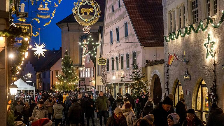 Der historische Altort in Sommerhausen (Lkr. Würzburg) bietet an den Advents-Wochenenden die perfekte Kulisse für einen stimmungsvollen und besonderen Weihnachtsmarkt. Der historische Altort in Sommerhausen (Lkr. Würzburg) bietet an den Advents-Wochenenden die perfekte Kulisse für einen stimmungsvollen und besonderen Weihnachtsmarkt.