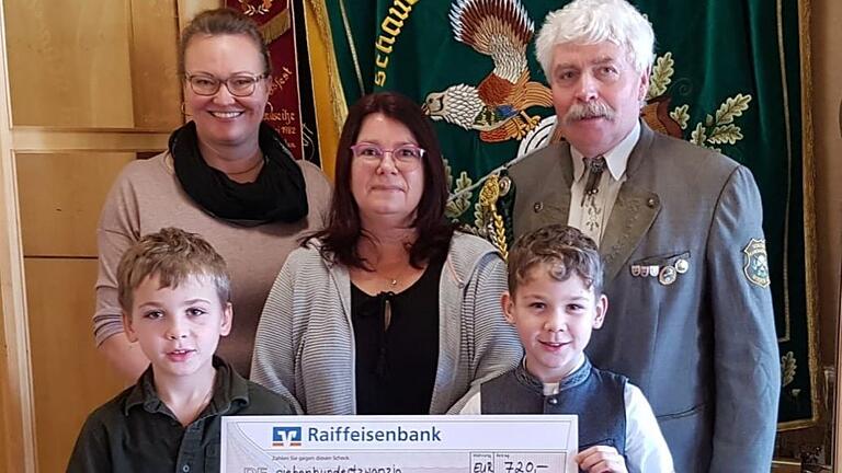 Auf dem Foto (hinten von links): Manuela Feistle, Jana Lorenz-Eck (Vorsitzende der Elterninitiative Station Regenbogen), Harald Kugler (1. Schützenmeister SK Roden) zusammen mit Noah und Joshua Böhm bei der Übergabe des Spendenchecks.