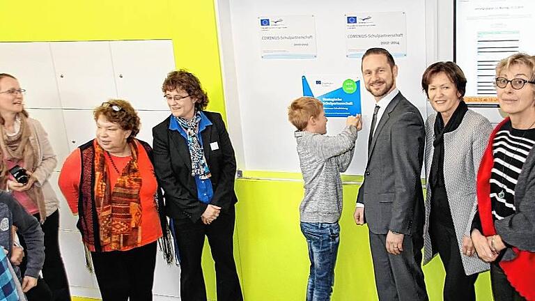 Die Ludwig-Derleth-Realschule Gerolzhofen und die Außenstelle der Scuola Media Gavarrano in Scarlino sind zum dritten Mal im Comenius-Programm. Beim Anschrauben der Programmtafel sind von links stellvertretende Schulleiterin Silke Jacobi, Lehrerin Rita Leibl, Schulleiterin Elisabeth Grimanelis, Bürgermeister Thorsten Wozniak, stellvertretende Landrätin Christine Bender und die italienische Lehrerin Katrin Ziegler zu sehen.