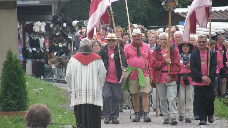 Dass Wallfahrer  auf dem Weg zum Kreuzberg in Thundorf Station machen, hat  Tradition. Philipp Bauernschubert       -  Dass Wallfahrer  auf dem Weg zum Kreuzberg in Thundorf Station machen, hat  Tradition. Philipp Bauernschubert