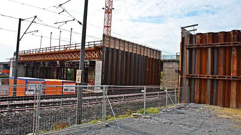 Der Teil der Brücke, der die Bahngleise überquert, soll im Januar eingesetzt werden.