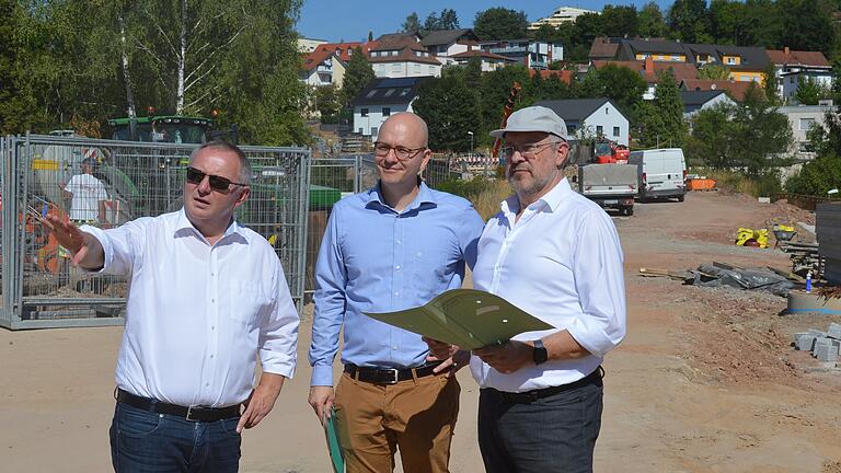 Treffpunkt Baustelle: Landrat Thomas Bold (links), Oberbürgermeister Dirk Vogel und Michael Fuchs (rechts), der Leiter der Schweinfurter Straßenbaubehörde, tauschten sich am Mittwoch an der Garitzer Kreuzung zum aktuellen Baufortschritt aus.&nbsp;&nbsp;