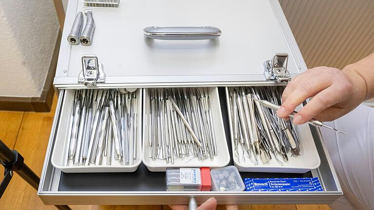 In der mobilen Zahnarzteinheit finden Zahnarzt und Assistentin verschiedene Dentalgeräte, mit deren Hilfe auch außerhalb der Praxis Patienten behandelt werden können. In der mobilen Zahnarzteinheit finden Zahnarzt und Assistentin verschiedene Dentalgeräte, mit deren Hilfe auch außerhalb der Praxis Patienten behandelt werden können.