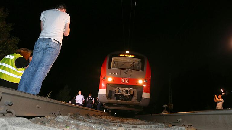 Am 18. Juli 2016 hat ein Geflüchteter in einem Regionalzug bei Würzburg mehrere Menschen mit einer Axt lebensgefährlich verletzt.