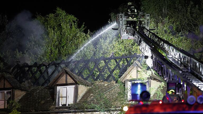 Die Freiwillige Feuerwehr Ochsenfurt war sogar mit einer Drehleiter vor Ort im Einsatz, um den Dachstuhl zu löschen. Die Freiwillige Feuerwehr Ochsenfurt war sogar mit einer Drehleiter vor Ort im Einsatz, um den Dachstuhl zu löschen.