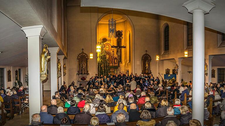 Die Pfarrkirche in Kist war vollbesetzt. Die Pfarrkirche in Kist war vollbesetzt.