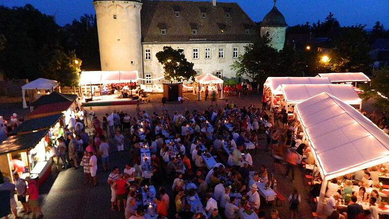 Italienische Nacht vor dem Schloss       -  (plo)   Vor der Kulisse des Zobelschlosses in Giebelstadt findet am Samstag, 1. Juli, ab 18 Uhr das deutsch-italienische-Freundschaftsfest statt. Rund 60 Gäste aus Giebelstadts Partnergemeinde Pianiga in Venetien reisen an diesem Wochenende in Giebelstadt an, um ein ganz besonderes Fest zu gestalten. Im Gepäck bringen sie ihre heimischen Spezialitäten mit, um diese vor Ort zu kochen und ihre deutschen Gäste kulinarisch zu verwöhnen. In diesem Jahr wird das italienische Kochteam Pasta-Gerichte und original italienische Pizza zubereiten, heißt es in einer Pressemitteilung. Dazu gibt es natürlich Wein aus dem Veneto. Spiele aus alter Zeit Auch für die Kinder haben die Freunde aus Italien Überraschungen im Gepäck. Sie präsentieren eine italienische Version der &bdquo;Spiele aus alten Zeiten&ldquo; und gestalten von 17 Uhr bis in den Abend hinein einen Spiele-Parcours für Kinder.