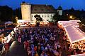 Italienische Nacht vor dem Schloss       -  (plo)   Vor der Kulisse des Zobelschlosses in Giebelstadt findet am Samstag, 1. Juli, ab 18 Uhr das deutsch-italienische-Freundschaftsfest statt. Rund 60 Gäste aus Giebelstadts Partnergemeinde Pianiga in Venetien reisen an diesem Wochenende in Giebelstadt an, um ein ganz besonderes Fest zu gestalten. Im Gepäck bringen sie ihre heimischen Spezialitäten mit, um diese vor Ort zu kochen und ihre deutschen Gäste kulinarisch zu verwöhnen. In diesem Jahr wird das italienische Kochteam Pasta-Gerichte und original italienische Pizza zubereiten, heißt es in einer Pressemitteilung. Dazu gibt es natürlich Wein aus dem Veneto. Spiele aus alter Zeit Auch für die Kinder haben die Freunde aus Italien Überraschungen im Gepäck. Sie präsentieren eine italienische Version der &bdquo;Spiele aus alten Zeiten&ldquo; und gestalten von 17 Uhr bis in den Abend hinein einen Spiele-Parcours für Kinder.