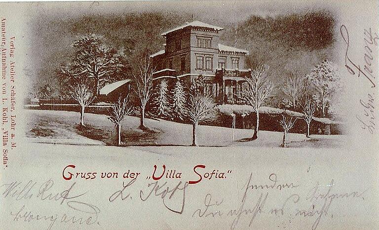 Undatiert ist diese Postkarte aus dem Archiv von Karl Anderlohr. Sie zeigt die Villa Sofia, nunmehr schon mit Dach auf dem Aufbau statt Terrasse mit Balustrade. Der Aufdruck 'Gruß von der Villa Sofia' wird handschriftlich aufgenommen mit der Formulierung 'senden, Du ahnst es nicht ...'. Zu den Unterzeichnern gehörten – sofern richtig entziffert – unter anderem ein(e) L. Koth (oder Kohl), ein Wilh. Ruf und Ludw. Franz Undatiert ist diese Postkarte aus dem Archiv von Karl Anderlohr. Sie zeigt die Villa Sofia, nunmehr schon mit Dach auf dem Aufbau statt Terrasse mit Balustrade. Der Aufdruck 'Gruß von der Villa Sofia' wird handschriftlich aufgenommen mit der Formulierung 'senden, Du ahnst es nicht ...'. Zu den Unterzeichnern gehörten – sofern richtig entziffert – unter anderem ein(e) L. Koth (oder Kohl), ein Wilh. Ruf und Ludw. Franz 