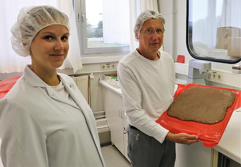 Die Frankonia-Lebenstechnologin Lisa Kolmer (links) entwickelte die neue Rezeptur einer Proteinriegelmasse mit besonderen Nährwerteigenschaften. Im Bild mit dem Süßwarentechnologen und Ludwig Schmer, der schon seit 38 Jahren für die Firma tätig ist.&nbsp;