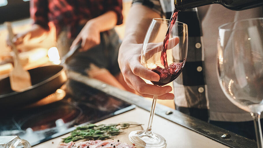 paar wein       -  Stoßen Sie mit Ihrem Liebsten auf diesen besonderen Tag an.