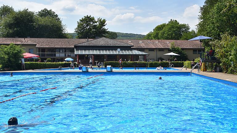 Am Dach des Fladunger Schwimmbadgebäudes (Archivbild) sind Ziegel beschädigt. Der Schaden soll schnellstmöglich behoben werden.