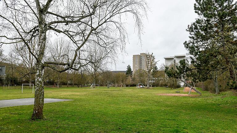 Weiterer Blick auf die Freifläche gegenüber der Klara-Oppenheimer-Schule. In dem Hochhaus (rechts hinten) an der Königsberger Straße sind die sozialen und hauswirtschaftlichen Berufe untergebracht.