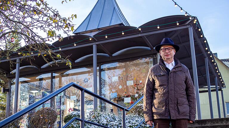 Herbert Hemmelmann, Bürgermeister von Himmelstadt, vor dem Pavillon am Main. Dort werden mittlerweile viele Hochzeiten gefeiert. Ein himmlischer Ort, meint der Rathaus-Chef.